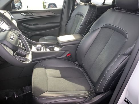 Used 2025 Jeep Grand Cherokee Altitude image 20