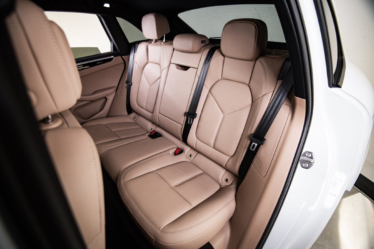 Certified 2023 Porsche Macan AWD/4WD image 24
