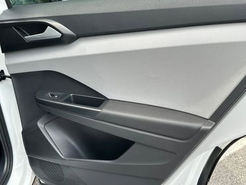 Used 2022 Volkswagen Taos SE image 33