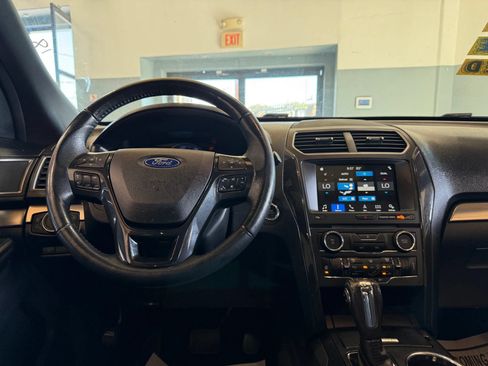 Used 2018 Ford Explorer XLT w/ Equipment Group 202A FWD image 16