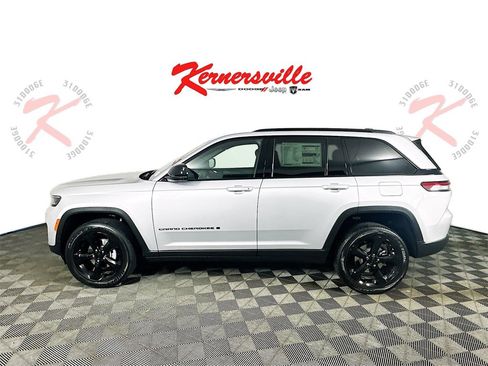 New 2025 Jeep Grand Cherokee Altitude image 4