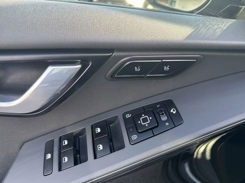 Used 2023 Kia Niro SX image 19