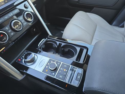 Used 2019 Land Rover Discovery HSE image 26