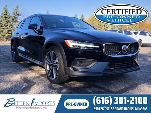 Used 2025 Volvo V60 B5 Cross Country Plus image 1