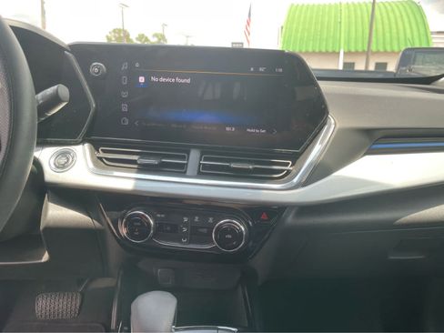 Used 2025 Chevrolet Trax LT FWD image 16