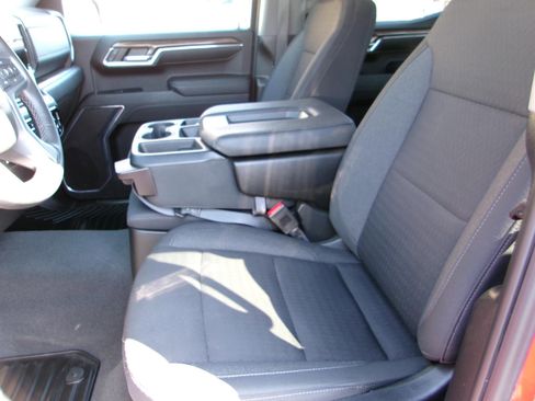 Used 2024 Chevrolet Silverado 1500 LT image 9