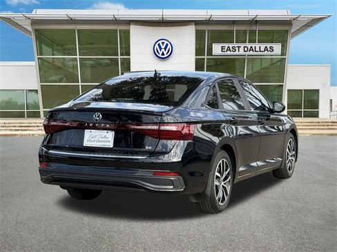 Certified 2025 Volkswagen Jetta SE w/ Sunroof Package image 3