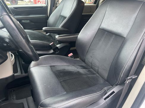 Used 2017 Dodge Grand Caravan SXT image 25