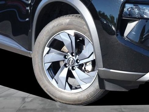 Certified 2025 Nissan Rogue SV FWD image 3
