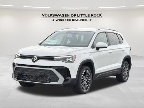 New 2026 Volkswagen Taos SE FWD image 1