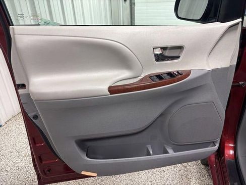 Used 2013 Toyota Sienna XLE image 5