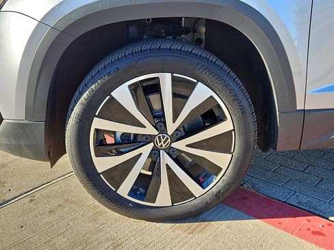 Used 2023 Volkswagen Taos SE image 5