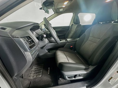 Used 2025 Nissan Rogue SV FWD image 13