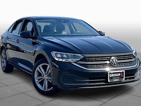 Used 2023 Volkswagen Jetta SE w/ Panoramic Sunroof Package image 3