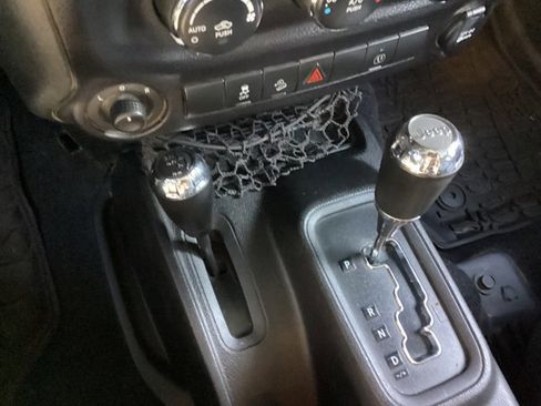 Used 2015 Jeep Wrangler Unlimited Rubicon w/ Connectivity Group image 17