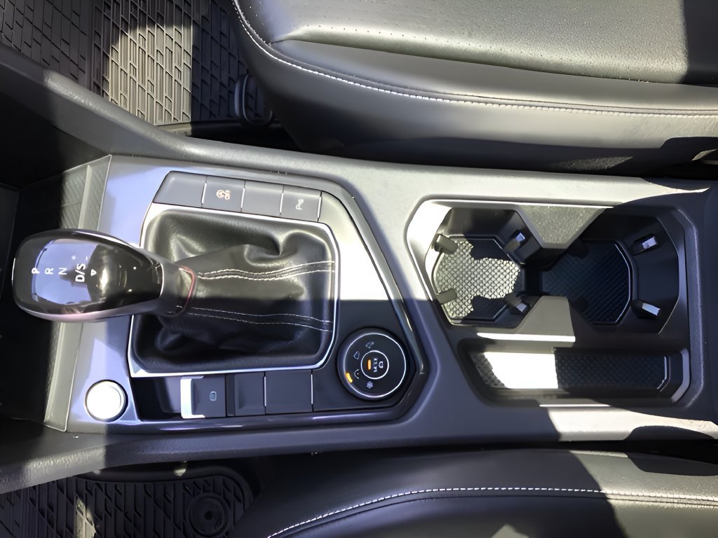 Used 2024 Volkswagen Tiguan SE R-Line AWD/4WD image 19