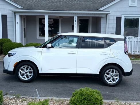 Used 2024 Kia Soul LX w/ Option Group 015 FWD image 3