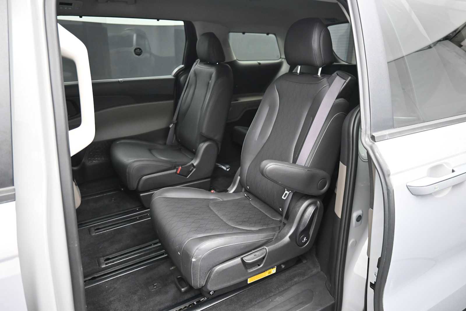 Used 2025 Kia Carnival EX FWD image 21