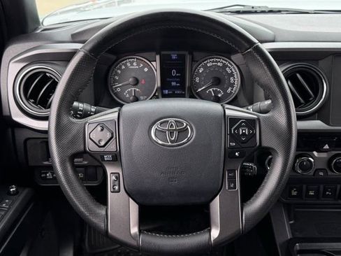 Used 2018 Toyota Tacoma TRD Sport image 12
