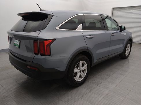 Used 2022 Kia Sorento LX image 9