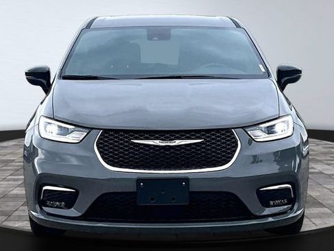 Used 2025 Chrysler Pacifica Select FWD image 2