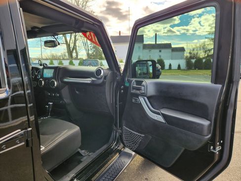 Used 2018 Jeep Wrangler Unlimited Sahara AWD/4WD image 34