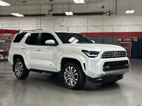 Used 2025 Toyota 4Runner Limited AWD/4WD image 2