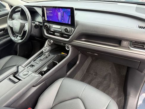 Used 2025 Toyota Grand Highlander AWD image 17