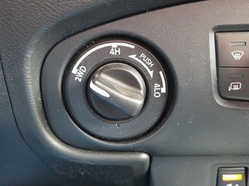 Used 2022 Nissan Frontier SV AWD/4WD image 26