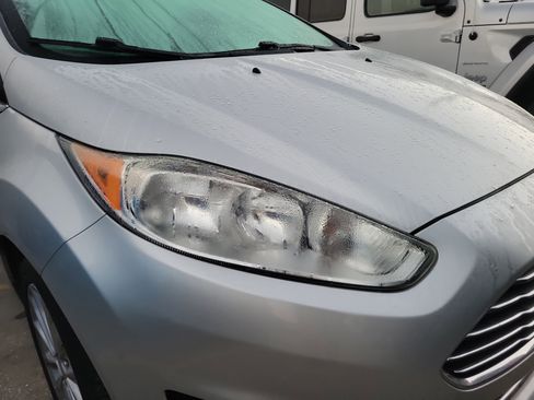 Used 2017 Ford Fiesta Titanium image 2