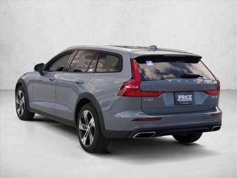 Used 2022 Volvo V60 T5 Cross Country image 8