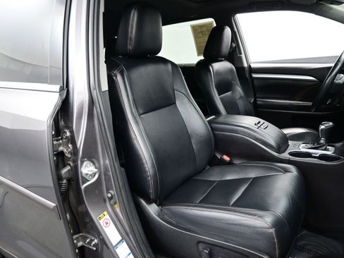 Used 2019 Toyota Highlander XLE AWD/4WD image 14