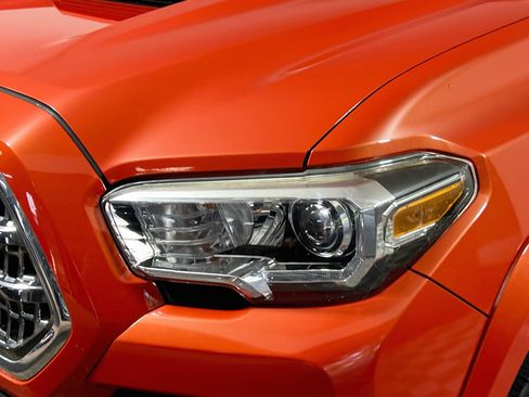 Used 2017 Toyota Tacoma TRD Sport w/ Premium & Technology Package RWD image 12