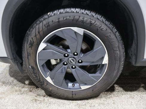 Used 2024 Nissan Rogue SV image 8