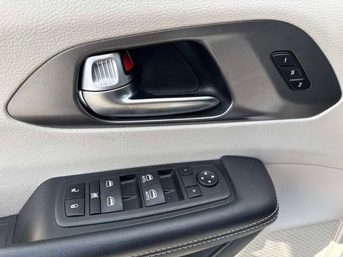 Used 2023 Chrysler Pacifica Touring-L FWD image 22