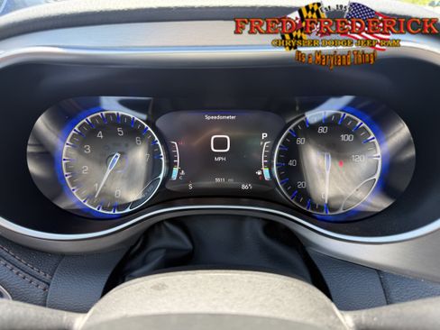 Used 2024 Chrysler Pacifica Pinnacle w/ Trailer Tow Group AWD/4WD image 11