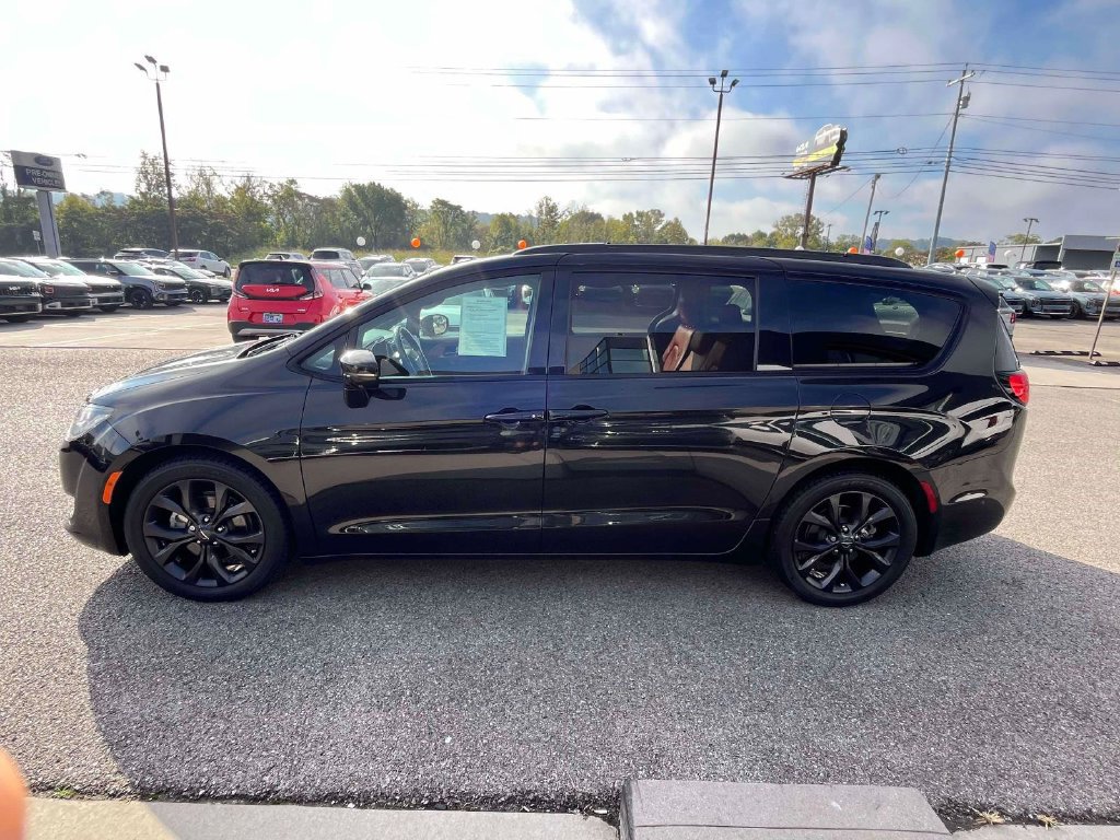 Used 2020 Chrysler Pacifica Limited w/ Quick Order Package 27H Red S FWD image 31