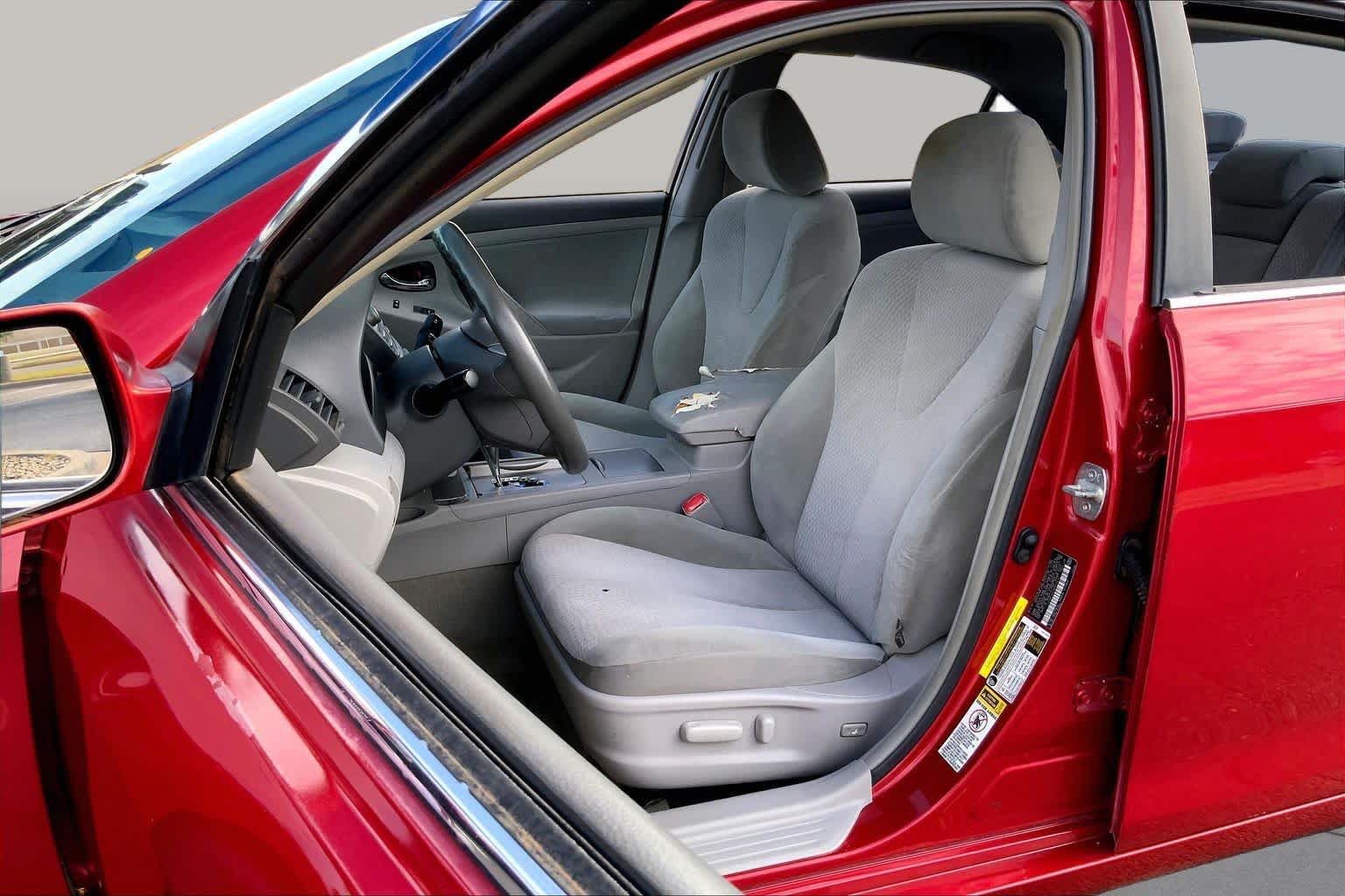 Used 2010 Toyota Camry LE FWD image 5