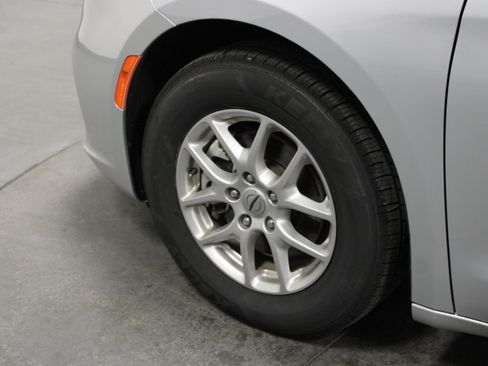 Used 2024 Chrysler Pacifica Touring-L FWD image 10
