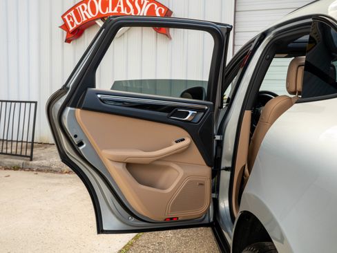 Certified 2025 Porsche Macan image 30
