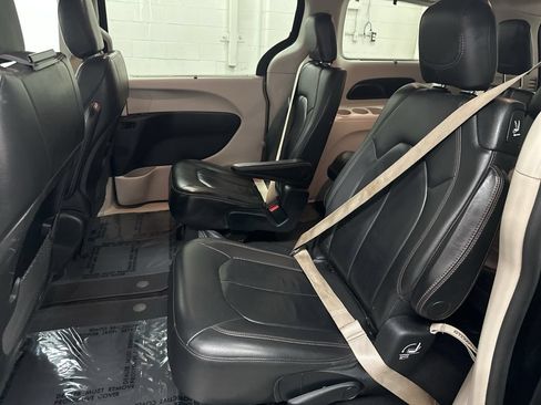 Used 2017 Chrysler Pacifica Touring-L FWD image 21