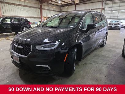 Used 2025 Chrysler Pacifica Select