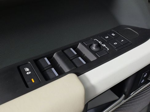 Used 2024 Land Rover Defender 110 S image 40