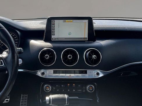 Used 2018 Kia Stinger GT1 AWD/4WD image 9