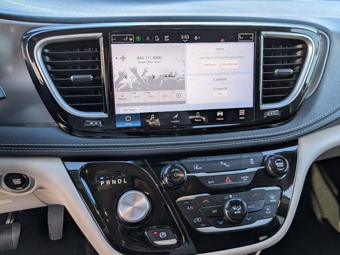 Used 2023 Chrysler Pacifica Touring-L image 18