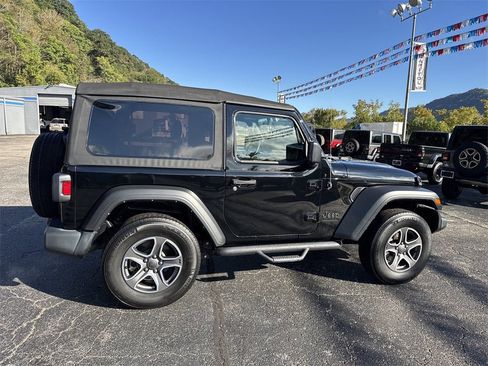 Used 2022 Jeep Wrangler Sport S image 3