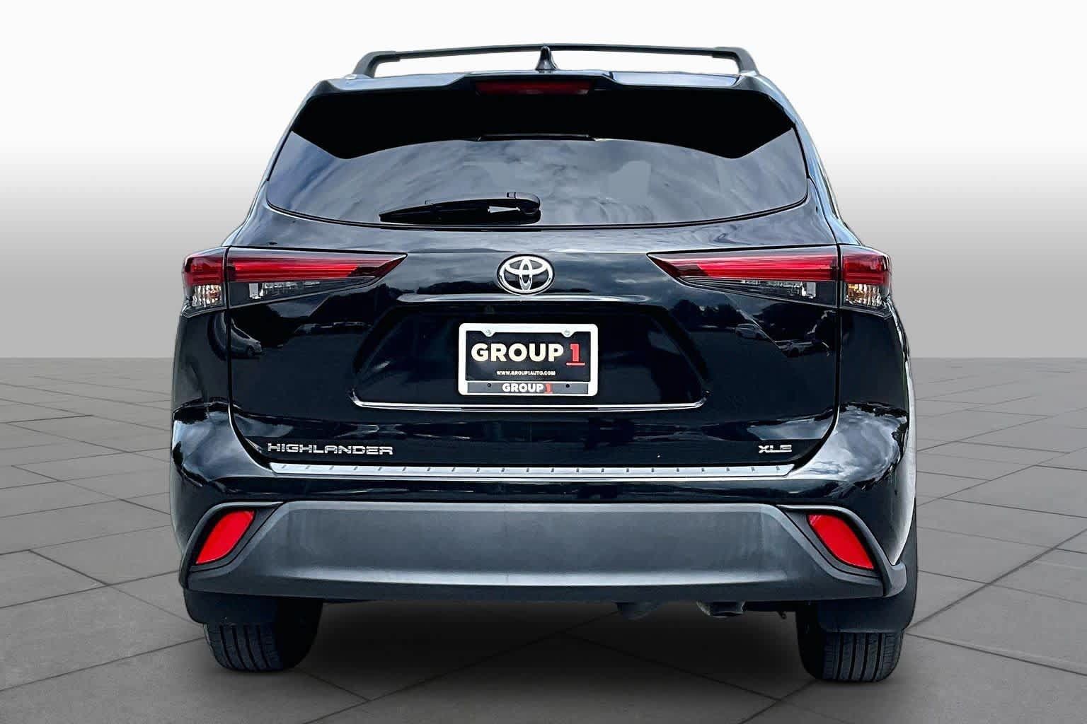 Used 2024 Toyota Highlander XLE FWD image 5