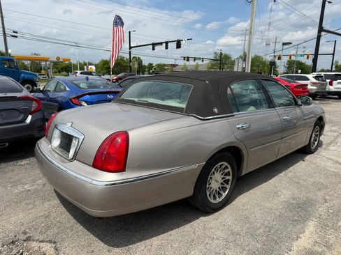 Used 2000 Lincoln Town Car Executive RWD image 3