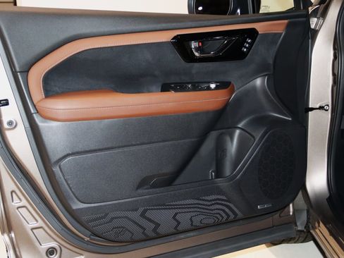 Used 2025 Subaru Forester Touring image 32