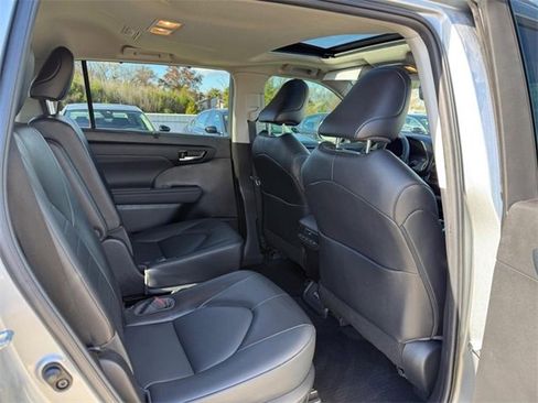 Used 2022 Toyota Highlander XLE image 11